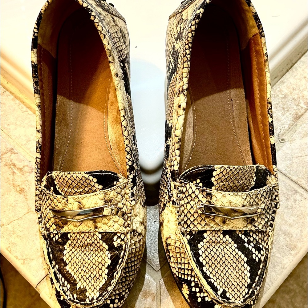 Vionic Cream and Black Flats with Classic Design